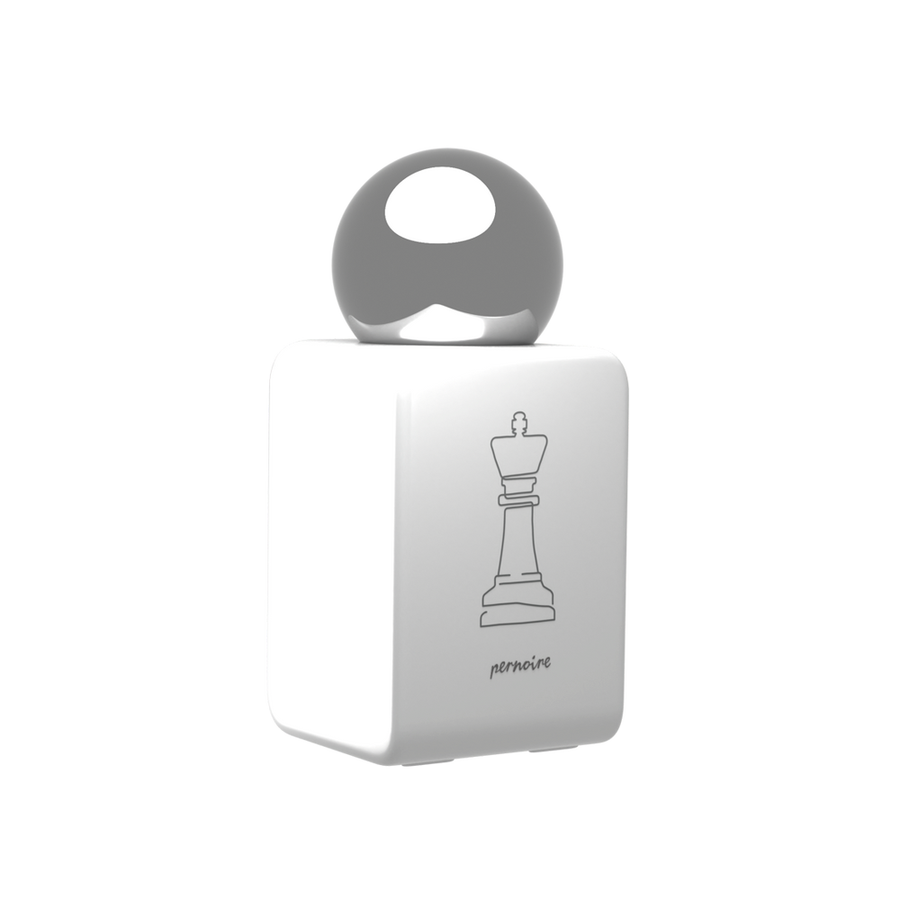 Weißer OUDIAN-Parfumflakon von pernoire mit Schachkönigmotiv und rundem, spiegelndem Deckel.