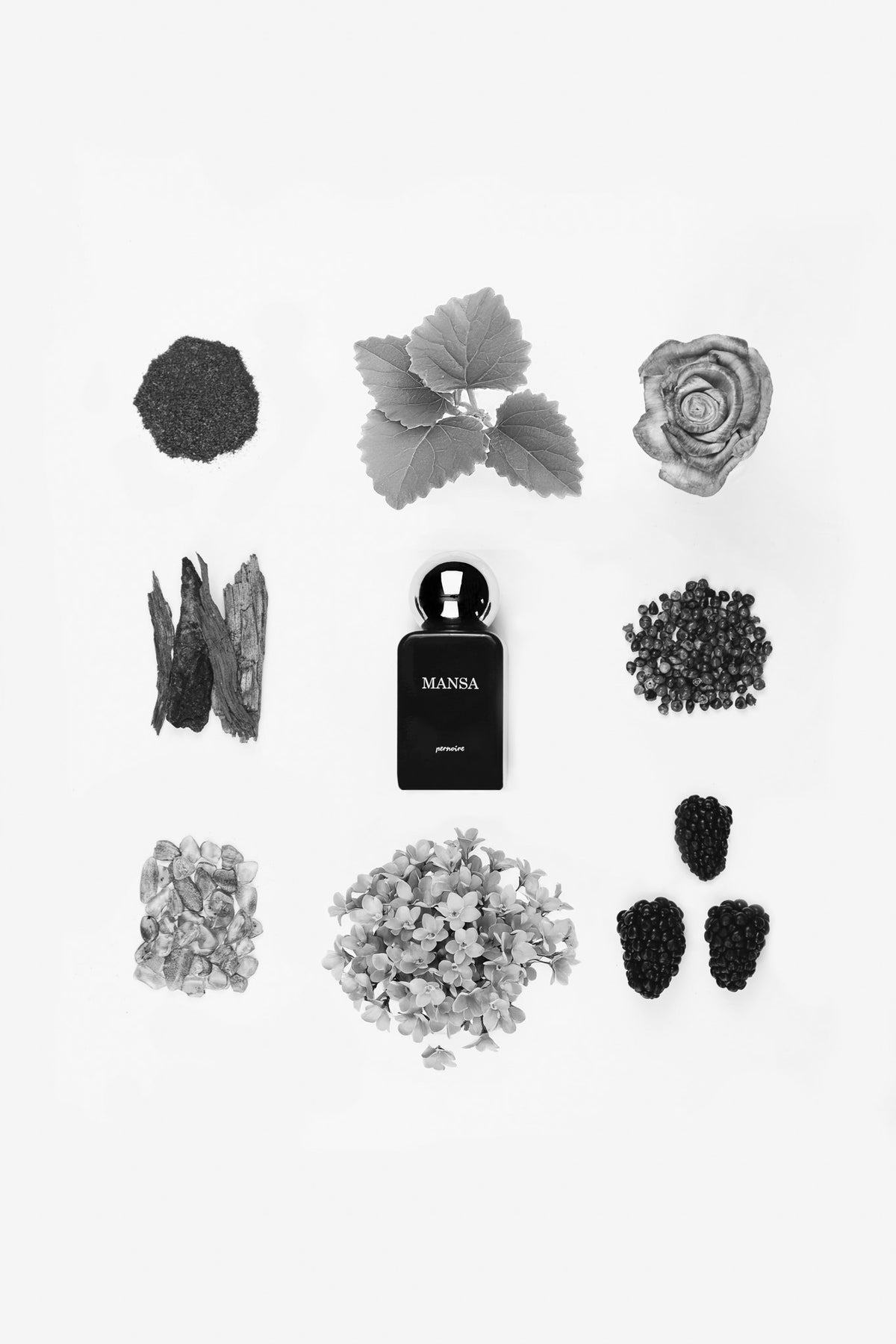 Schwarzer MANSA-Flakon mit Brombeeren, Rose, Pfefferkörnern, Holz und weiteren Duftmaterialien auf Weiss.